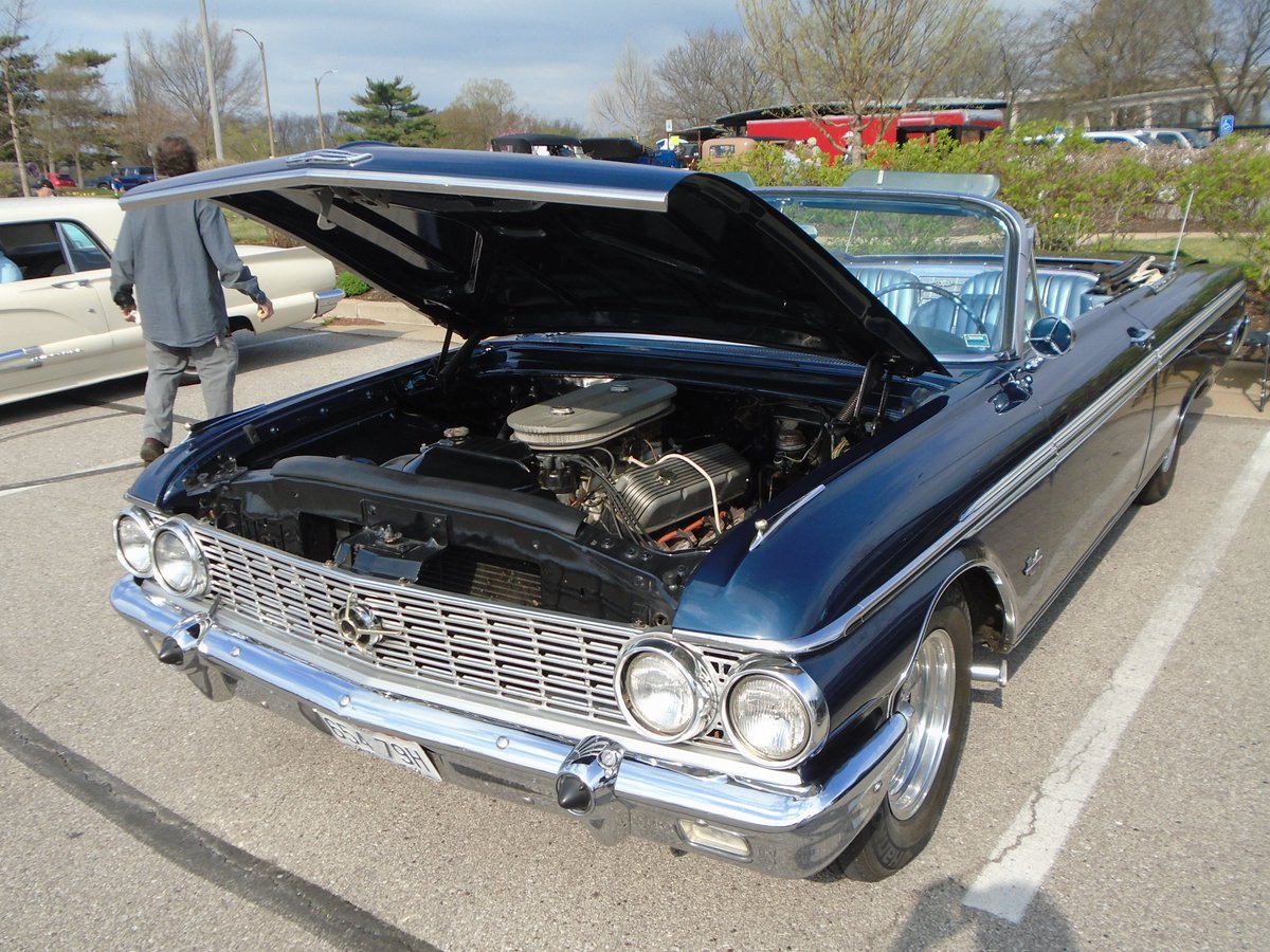 55lincoln / YouTube, 1962 Ford Galaxie 500 XL Sunliner convertible. Ford injected more power into their full size lineup in 1962 with the introduction of the new big block 406 ci engine, which was offered with a choice of 385 hp single 4-barrel or 405 hp Tri-Power carburetion.