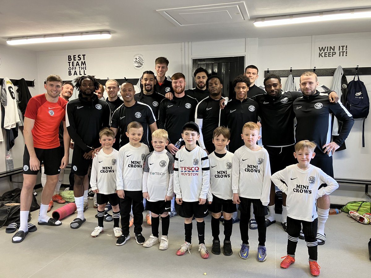 Our littlest legs from the Mini Crows are Mascots today for @RoystonTownFC ⚽️🖤🤍⚽️ #CROWS #MiniCrows