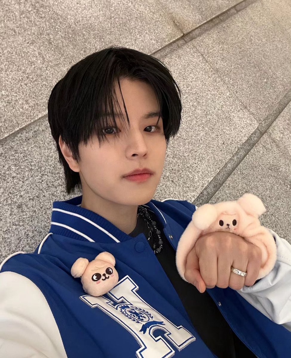 seungtmi's tweet photo. @Loewe 📸 240401  #seungstagram miniverse.____ update: (2/3)

“I graduated from the Magic School 🎓” 

#김승민 #승민 #SEUNGMIN https://t.co/CfS8H4GZwd