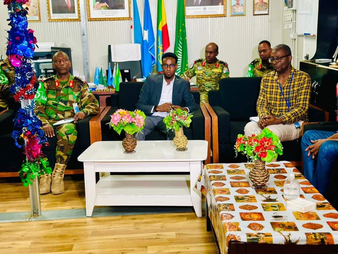 ATMIS_Somalia's tweet photo. Today in #Beletweyne, #ATMIS Sector 4 Commander Col. Said Waberi Harour met Hiiran Governor Musa Salat Wehliye & local officials to discuss security, esp with end of #Ramadan approaching.
The Governor praised ATMIS #DNDF & #ENDF troops for tireless peace and security efforts. He called for continued collaboration with #Somali security forces to effectively address potential security threats during this period. #ATMISInTheSectors