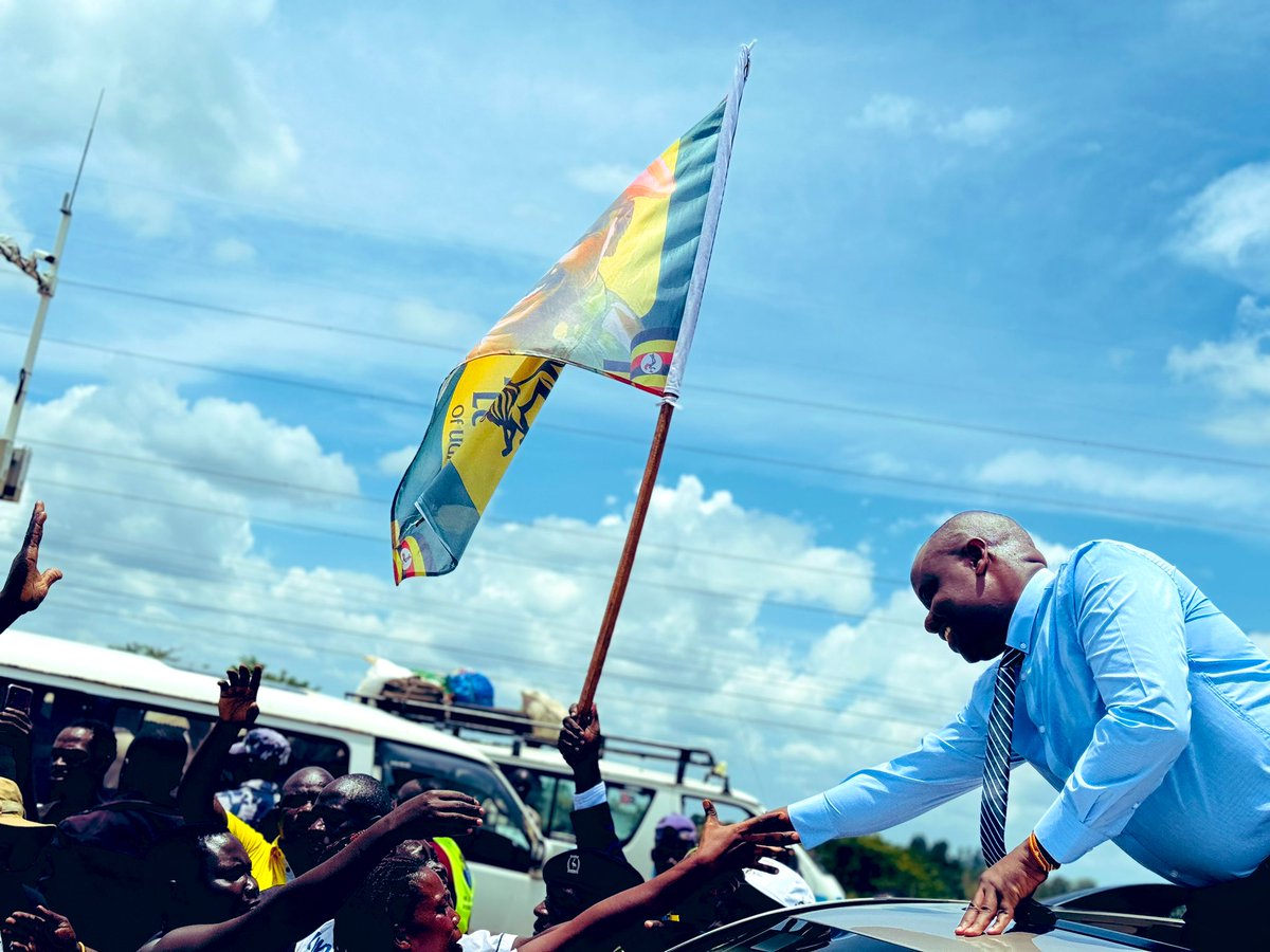 River Kafu stage didn’t wait for Hon. Minister Balaam to reach Masindi where his thanksgiving celebrations are organized. @BalaamAteenyiDr @FrankGashumba @MichealMawanda1 @LillianAber @mkainerugaba @KagutaMuseveni @StateHouseUg @NRMOnline @Pl_uganda