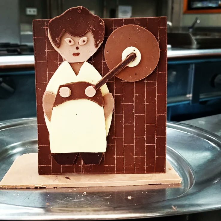 EHC_SAE's tweet photo. El alumnado de #Repostería se despide de las clases teóricas con estas magníficas figuras de #chocolate 🍫🤎. 
Por delante quedan las prácticas en empresas y su incorporación al mundo laboral como profesionales.

#chocolovers #fpe #FPEmpleo https://t.co/YztD7czDHT
