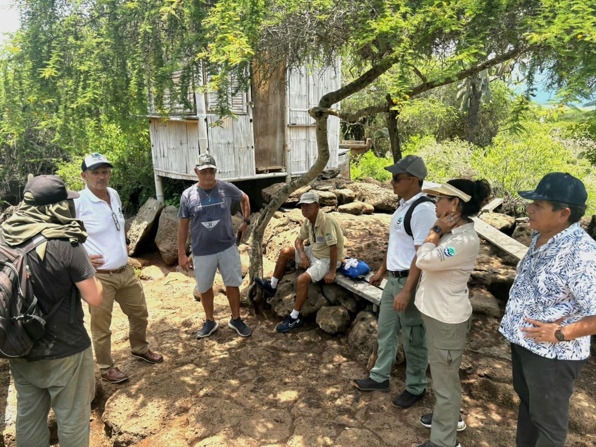 Un equipo técnico de la Dirección del Parque Nacional Galápagos junto a operadores turísticos de la modalidad de pesca vivencial, evaluaron la factibilidad de apertura de nuevos sitios de visita y sus actividades permitidas. La actividad se centró en tres sitios: uno al sureste