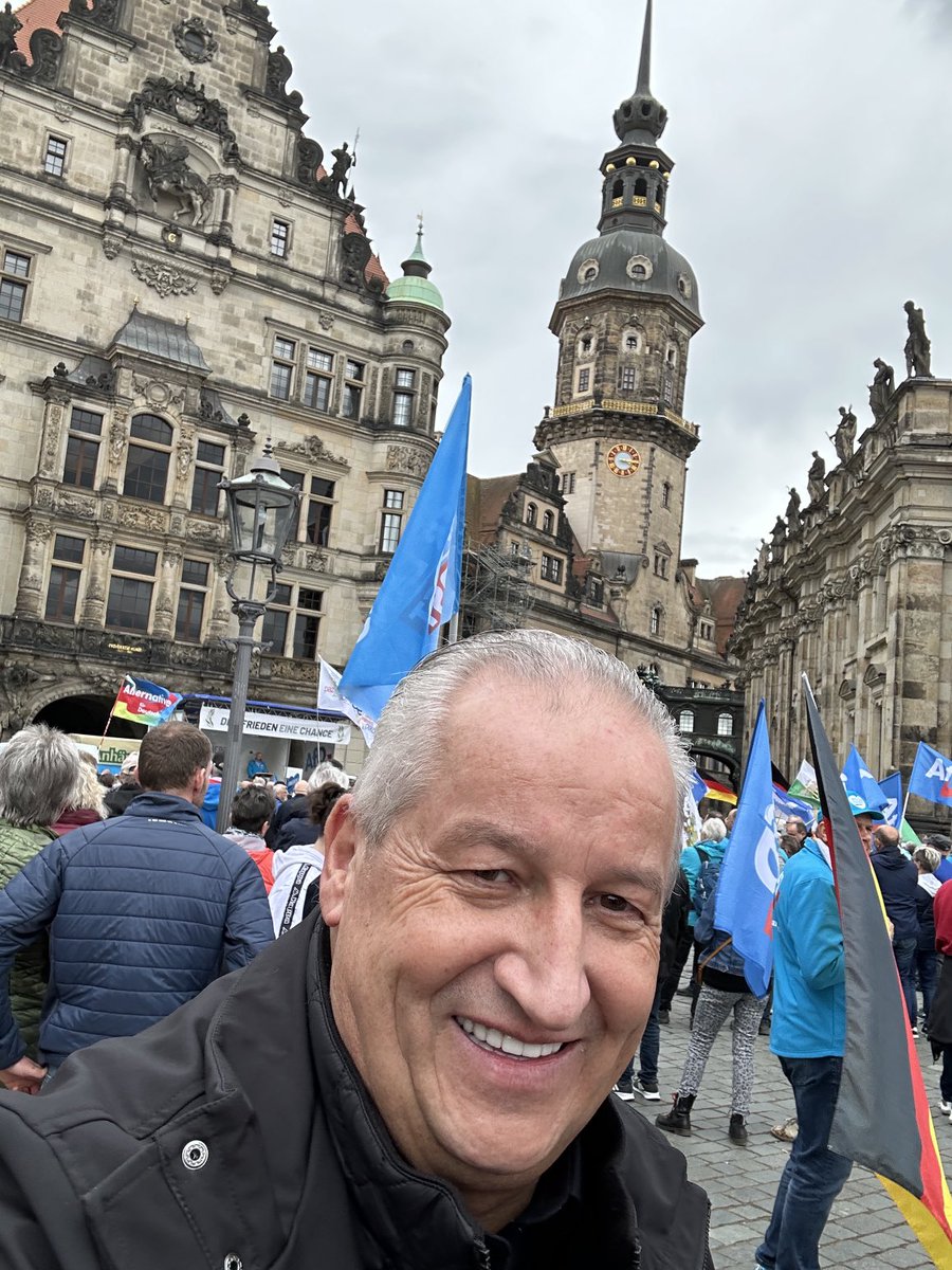 Für den Frieden heute in #Dresden #seischlauwählBlau unsere #Volkspolitiker der #AfD