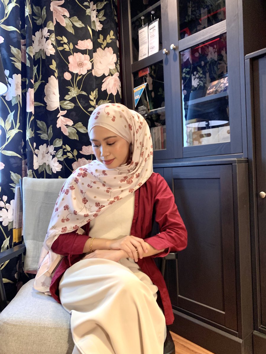 Sekali sekala kita try printed shawl pulak lah 🍒