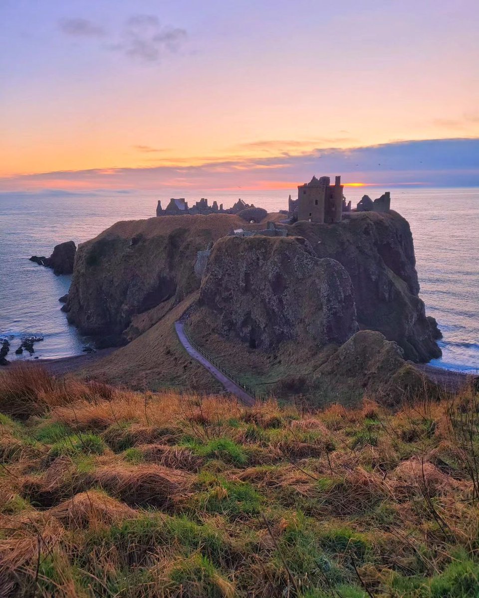 Bonnie skies for a bonnie castle! 📷 Captured beautifully at sunrise by @wanderingabdn #VisitABDN #BeautifulABDN #DunnottarCastle #Aberdeen #Aberdeenshire #Scotland