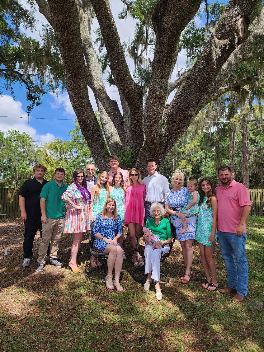 Kristenhitch02's tweet photo. Faith, Family, Farming, and Friends - These are a few of my Favorite things. 

Happy Easter from the Hitchcock’s and Parke’s 

#faith #family #farming #friends #myfavoritethings #happyeaster #heisrisen #parkesdalefarms https://t.co/mzU3yeiI6n