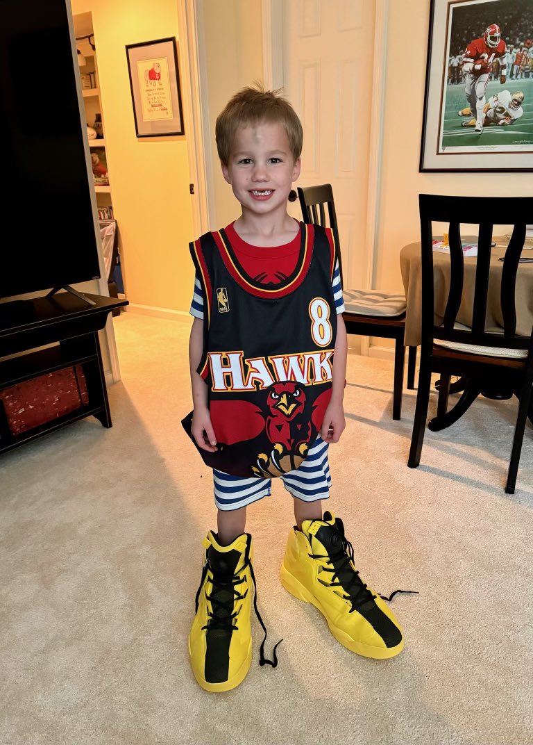 Turner disappeared then came back wearing @SHAQ’s size 22 shoes & a @steve21smith throwback.