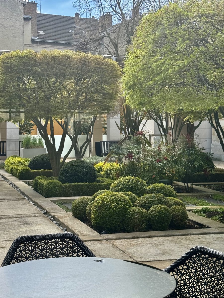 Un lieu plus connu des touristes que des locaux, ré décoré avec bois &amp; verdure en plein centre de Reims ⁩ avec son très beau jardin où il fait bon se poser dès les beaux jours ⁦⁦<a href="/BWLaPaixReims/">BW Hôtel de la Paix</a>⁩