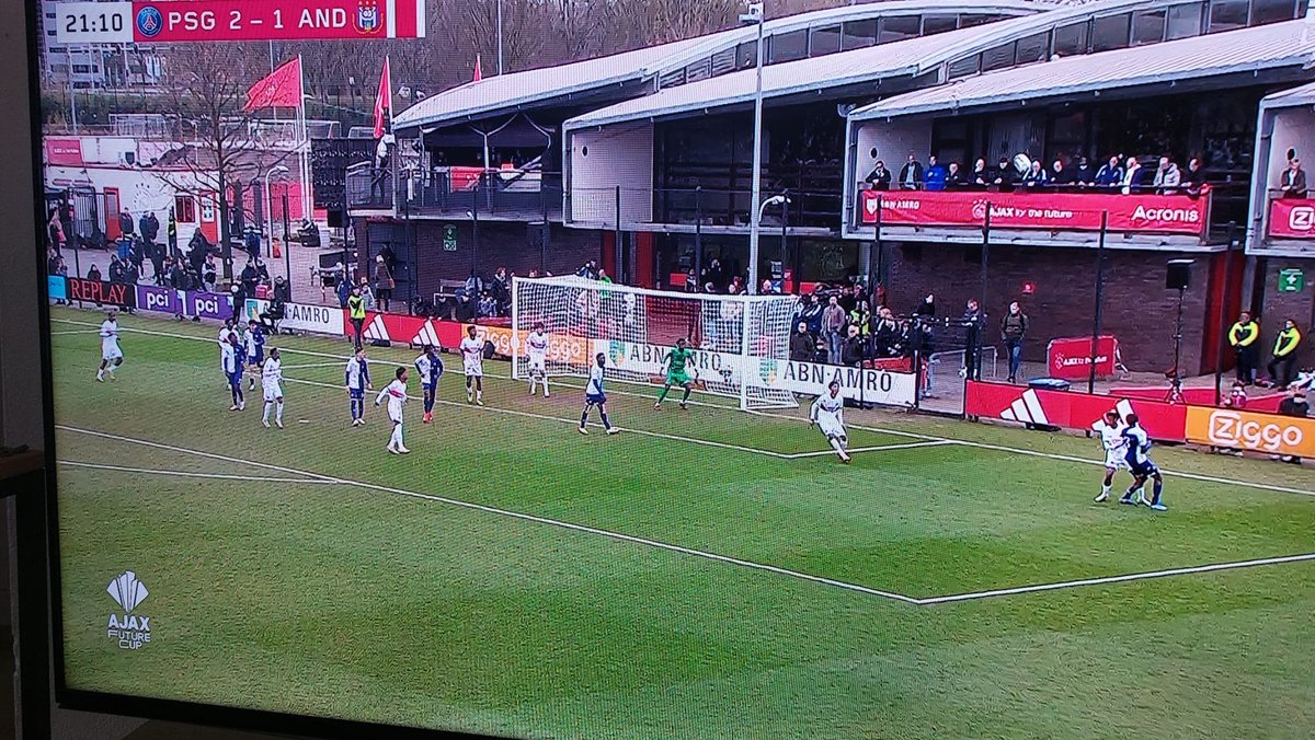 In de strijd om 3e plek vd Future Cup tussen PSG en Anderlecht staan 20 donkere jongens en 2 blanken op het veld. Veel kracht en rennen, maar weinig goed voetbal. Wat is hier aan de hand? Zijn jongens met Afrikaanse roots vroegrijp en worden daarom gescout?