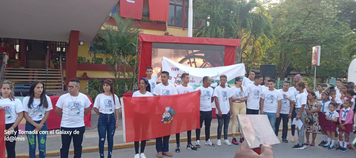 Abanderada delegación de #ProvinciaGranma  al #12CongresoUJC #UniversidadDGranma <a href="/DiazCanelB/">Miguel Díaz-Canel Bermúdez</a> <a href="/DrRobertoMOjeda/">Dr. Roberto Morales Ojeda</a> <a href="/UJCdeCuba/">UJC de Cuba</a> <a href="/AylinAlvarezG/">Aylín Alvarez García</a> <a href="/MeyvisEstevezE/">Meyvis Estevez Echevarría</a> <a href="/YudelkisOrtizB/">Yudelkis Ortiz Barceló</a> <a href="/YanetsyTerry/">Yanetsy Terry Gutiérrez</a> <a href="/TaniaMariaHere1/">Tania Maria Heredia</a> <a href="/BuenoF_Narcy/">Narcy Margarita Bueno Figueras</a> <a href="/yalmaguerp80/">Yanara Almaguer Pérez</a> <a href="/wcastrovilla/">wilfredo manuel cast</a> <a href="/EduardoDavidPr3/">Eduardo David Pérez Fernández</a> <a href="/MailenMaraSilv1/">Mailen Silva</a>