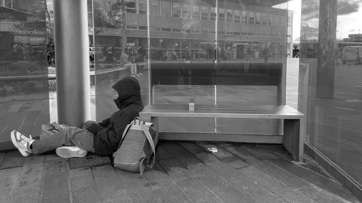 Le nombre de sans-abris ne cesse d'augmenter et le calvaire continue pour ces exclus de la société. Même dans la rue, ils sont chassés le plus loin possible des centres-villes. <a href="/ArnaudFischer0/">Arnaud</a>, <a href="/HornnLune/">Lune Hornn</a> et @AyaElAmri28 ont enquêté pour Magazin. magazin.epjt.fr/sans-abri-delo…