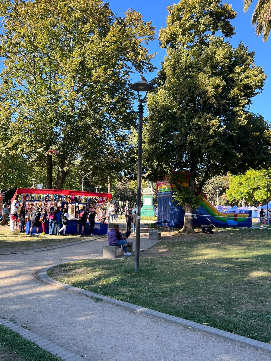 🌳🌻 | Nuestro municipio presentó una querella por 𝐝𝐚𝐧̃𝐨𝐬 𝐞𝐧 𝐞𝐥 𝐏𝐚𝐫𝐪𝐮𝐞 𝐄𝐜𝐮𝐚𝐝𝐨𝐫 de #Concepción, contra 14 dueños de puestos ambulantes ilegales, que continuamente se ubicaban en diferentes zonas del recinto, dañando su integridad.