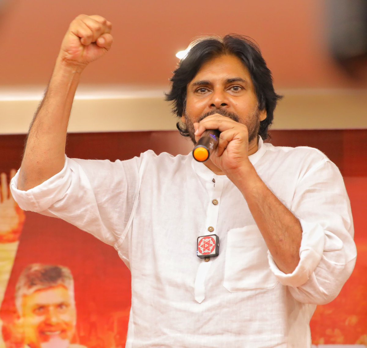 JanaSenaParty's tweet photo. పిఠాపురం ప్రజలకు అందుబాటులో ఉంటాను

ఈ నియోజక వర్గం సర్వతోముఖాభివృద్ది బాధ్యత నాది 

కూటమి అధికారంలోకి రాబోతోంది
వైసీపీ ఫ్యాన్ కి సౌండ్ ఎక్కువ.. గాలి తక్కువ.. జనసేన గ్లాసుకి పదునెక్కువ

#HelloAP_ByeByeYCP https://t.co/CdZx5ut1Kr