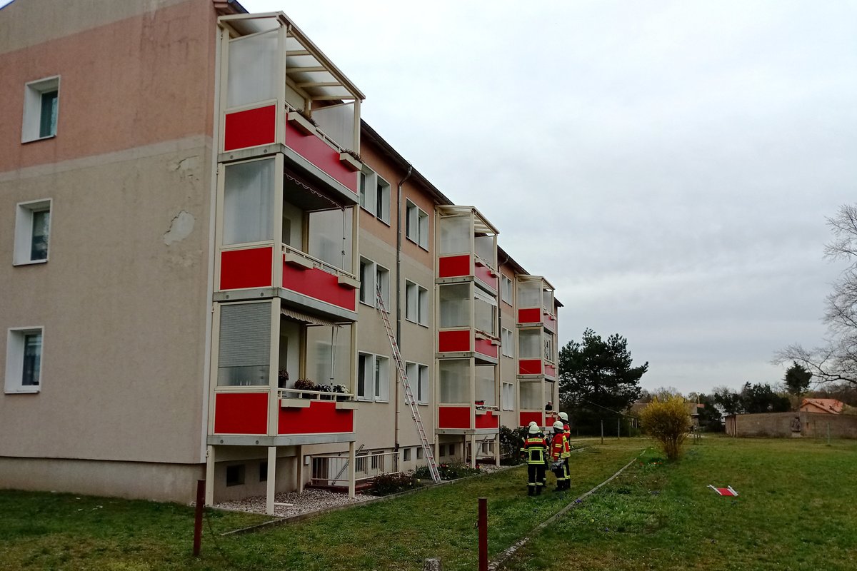 FFKolkwitz's tweet photo. Während andere Eier suchen, fahren wir Einsätze. Schwerer Verkehrsunfall am frühen Karsamstag, angebranntes Essen am Ostersonntag und piepsender Rauchmelder am Ostermontag. Die Freiwillige Feuerwehr kennt keine freien Tage. Alle Einsätze hier: https://t.co/yUGyvc0mSy https://t.co/F4H6oasgWH