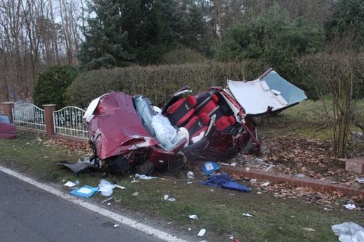 FFKolkwitz's tweet photo. Während andere Eier suchen, fahren wir Einsätze. Schwerer Verkehrsunfall am frühen Karsamstag, angebranntes Essen am Ostersonntag und piepsender Rauchmelder am Ostermontag. Die Freiwillige Feuerwehr kennt keine freien Tage. Alle Einsätze hier: https://t.co/yUGyvc0mSy https://t.co/F4H6oasgWH