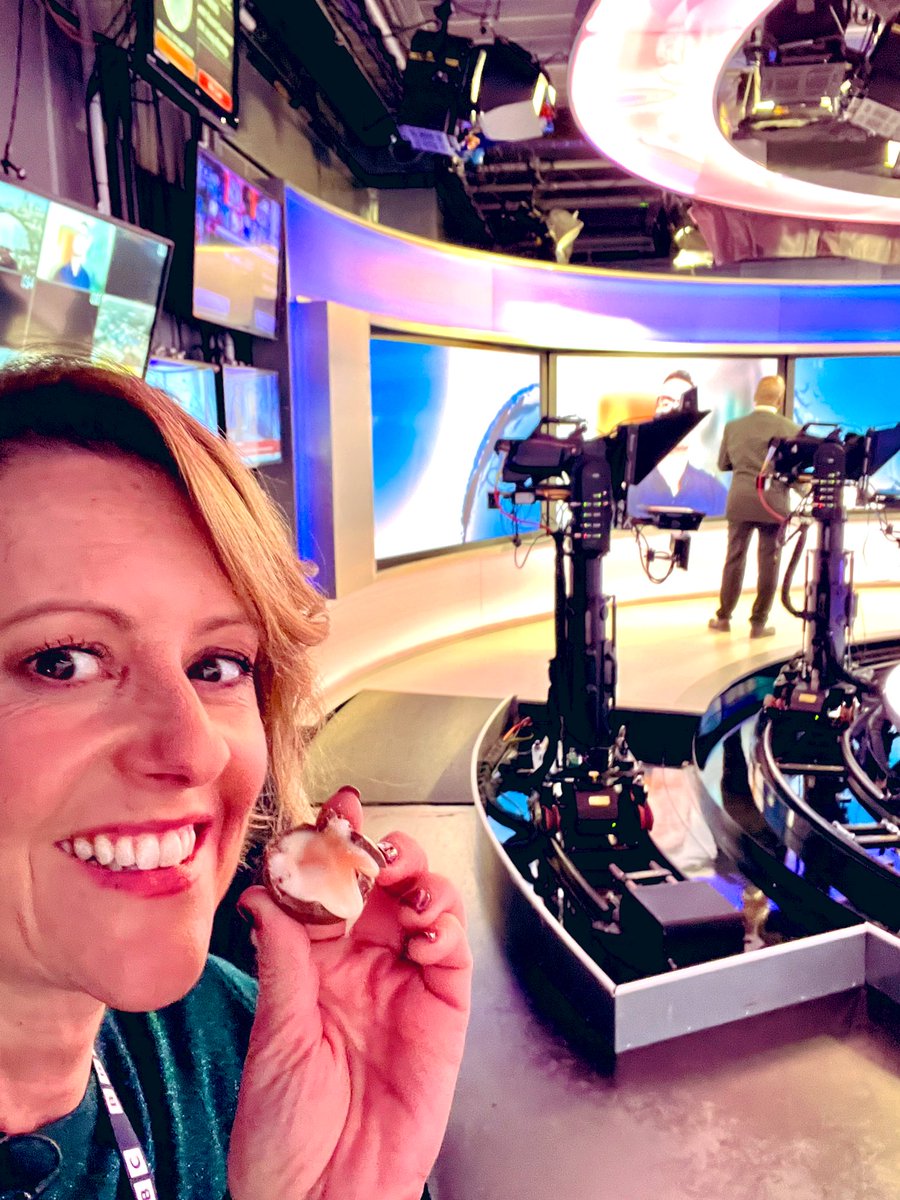 Finally get to finish my Crème Egg thanks to @egoncossou1 and World Business Report. There hasn’t been a break long enough on #Newsnow to eat the whole thing until now (you can’t rush it) Happy Easter Monday 🐣