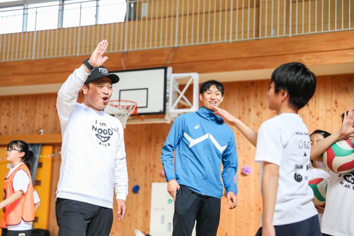 ムードメーカーキッズキャンプDAY 1✨ 静岡県島田市の施設をお借りしての、 弊社ムードメーカー主催の2泊3日のスポーツキャンプ。 初日の今日は開校式のあと、 プロバレーボール柳田将洋選手のレッスン🏐 憧れの選手を見つめる子ども達の表情にグッとくる！ この経験を届けたくて企画して良かった😊