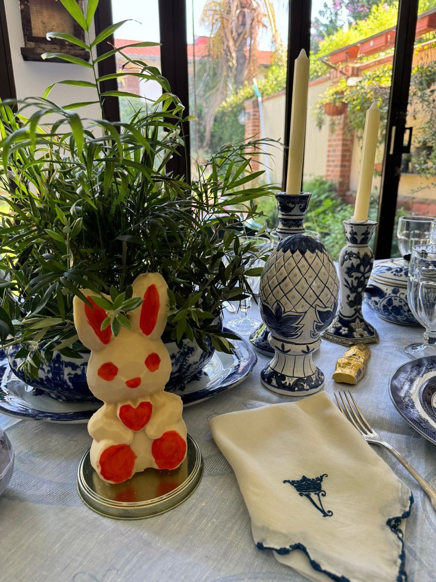 <a href="/Chocotruffas1/">Chocotruffas</a> presente en la mesa de Pascuas 🐰🐰🐰
Hermosa la cerámica azul y blanca de 8a.com.py