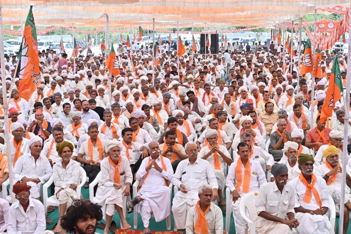 CRPaatil's tweet photo. વધુ વિશાળ બન્યો મોદીજીનો પરિવાર !!! 

ભગવાન ધરણીધર અને મા નડેશ્વરીની પુણ્ય ભૂમિ વાવ ખાતે આજે બ્રહ્મ સમાજના આગેવાનશ્રીઓને ભારતીય જનતા પાર્ટીનો ખેસ પહેરાવી પાર્ટીમાં જોડ્યા. 

#ModiKaParivar https://t.co/ik8j3qCWKB