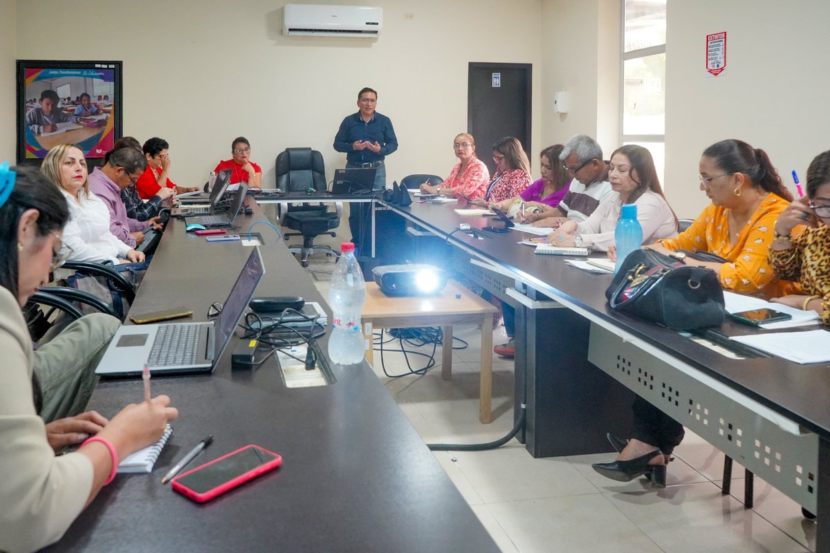 EducacionZ4_Ec's tweet photo. [PORTOVIEJO] Delegados de @EducacionZ4_Ec y Direcciones Distritales participaron en la socialización de los Lineamientos para el reconocimiento, sostenibilidad y escalabilidad de la innovación, que impulsa proyectos y prácticas innovadoras en la educación.

#ElNuevoEcuador https://t.co/w77lU4t4z2