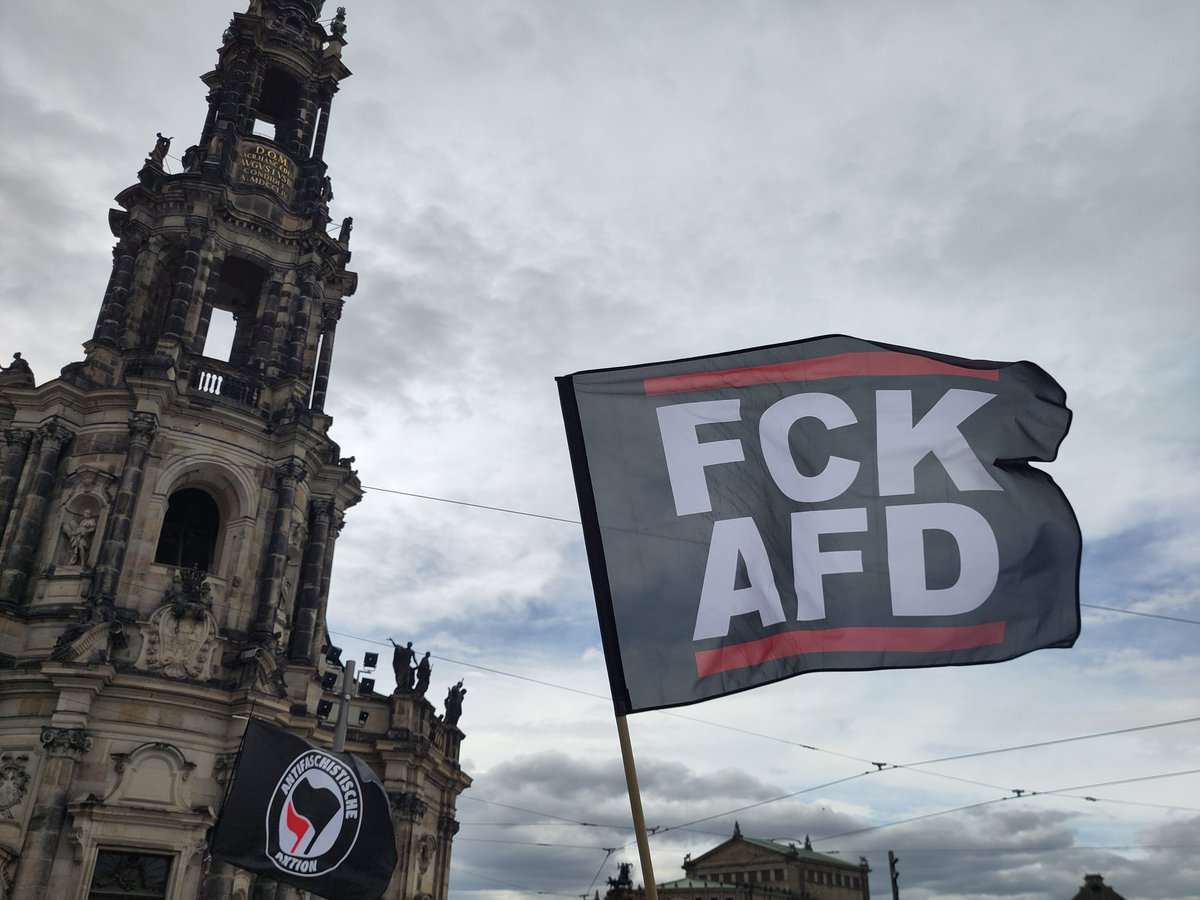 Wir sind nun am Schlossplatz angekommen um zu zeigen was wir von der rechtsnationalen AfD halten. #noafd #antifacist #dd0104