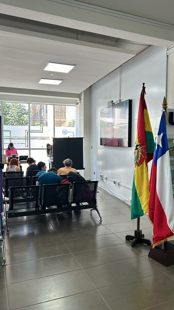 ¡Atención chilenas y chilenos en #Cochabamba 🇧🇴! Realiza tus trámites consulares con el equipo de @CGChileLaPaz 📍Lugar: Universidad Franz Tamayo – UNIFRANZ (Av. Villarroel esq. c. Portales, No.359). 👉 Atenciones por orden de llegada + info. bit.ly/4cDGaUG