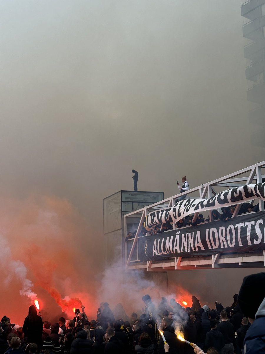 Tätä päivää on odotettu. Viimeksi Friends Arenalla 2017, vajaa 7 vuotta myöhemmin hemmapremiären, 38 000 lippua myyty.

#ruotsifutis #jalkapallo