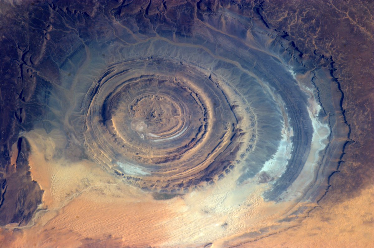 Our world is so endlessly beautiful - a picture I took of the Richat Structure, an eroded dome 40 km/25 mi across, on the edge of the Sahara. en.wikipedia.org/wiki/Richat_St…