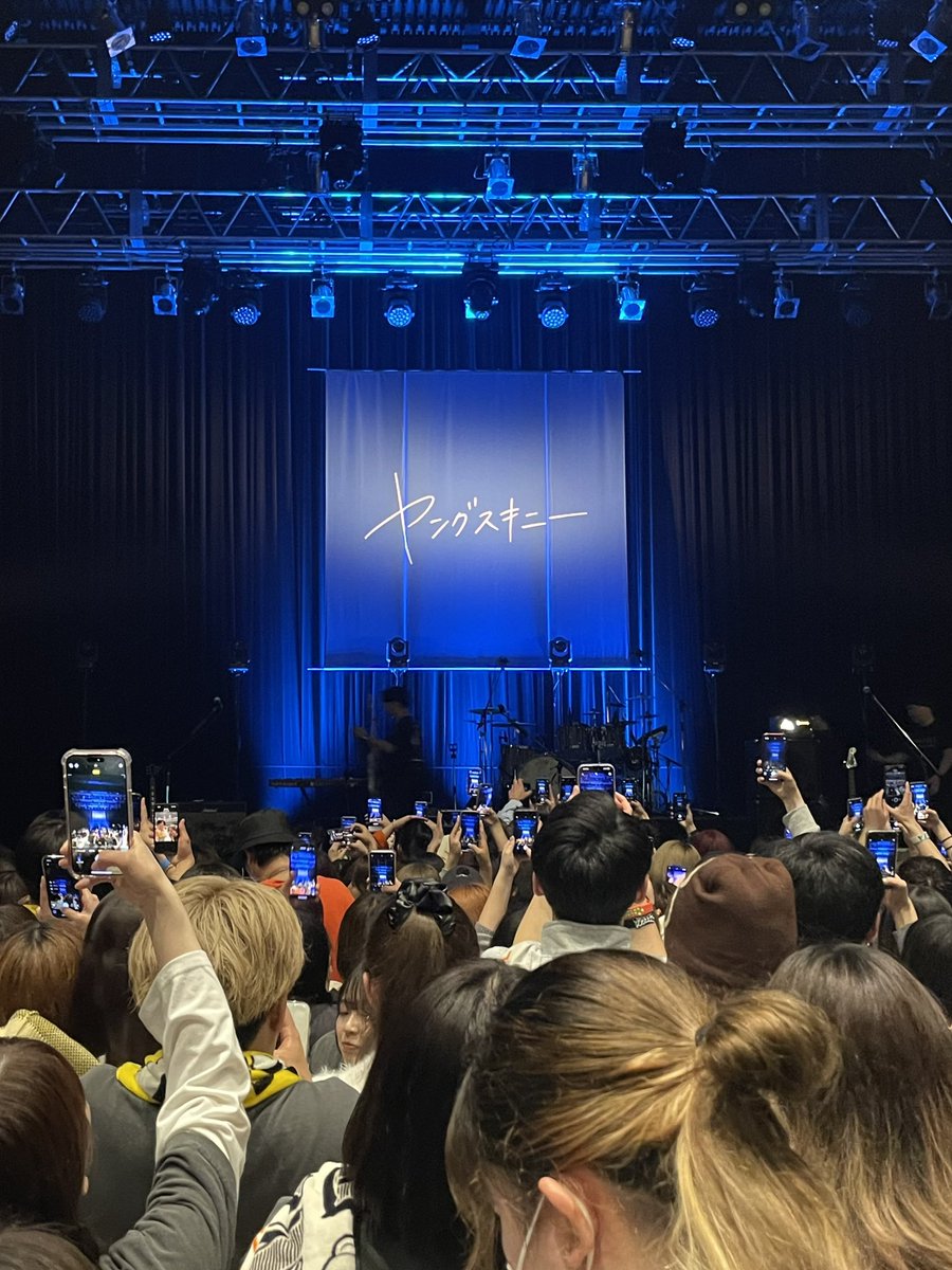 __muji's tweet photo. ヤングスキニーライブ初参戦
福岡公演めちゃくちゃアツいライブだった楽しすぎた❤️‍🔥
しおんくんのパワーにやられた。推します。ドラム姿かっこよすぎたよ！！！
@shioon_yang 

#ヤングスキニー https://t.co/53YjvYio0i
