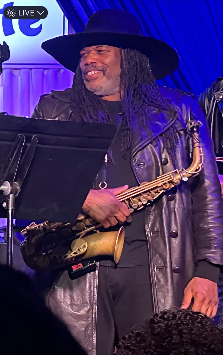 563kay's tweet image. 2月にブルーノートに出演してた、って。
たくさんのミュージシャンが追悼してるけど、唯一グラスパーが沈黙しているのが余計に辛い。 #CaseyBenjamin