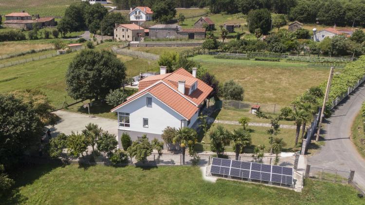 zonasrurales's tweet photo. A 83Km de Coruña, encontrarás esta bonita y acogedora casa rural ideal para hasta 10 personas ☺️ Está concretamente situada en una pequeña aldea, San Miguel de Raris, en concello de Teo y a tan solo 12 km. de Santiago de Compostela. 
¿Quieres saber más? ➡ https://t.co/8s9MMh0jNh https://t.co/7yePUuhEov