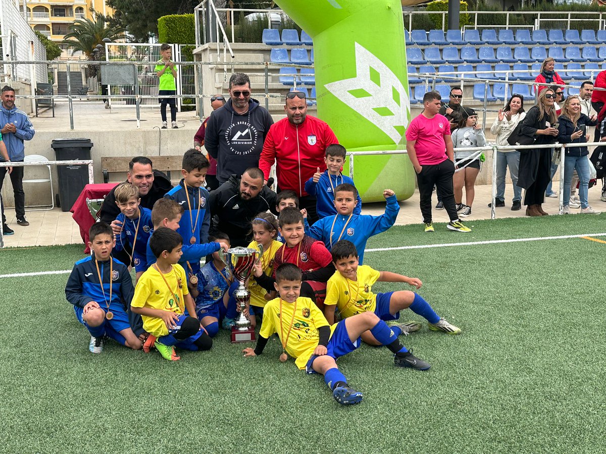 ELITEC_ACADEMIA's tweet photo. ⚽️🔝🏆⚙Comenzamos la semana anunciando nuestras disputas en los Torneos: Prebenjamin--🥈🥈Subcampeon Torneo ALGORFA✅ (enormes estos peques) https://t.co/HcFaXpqVvK
