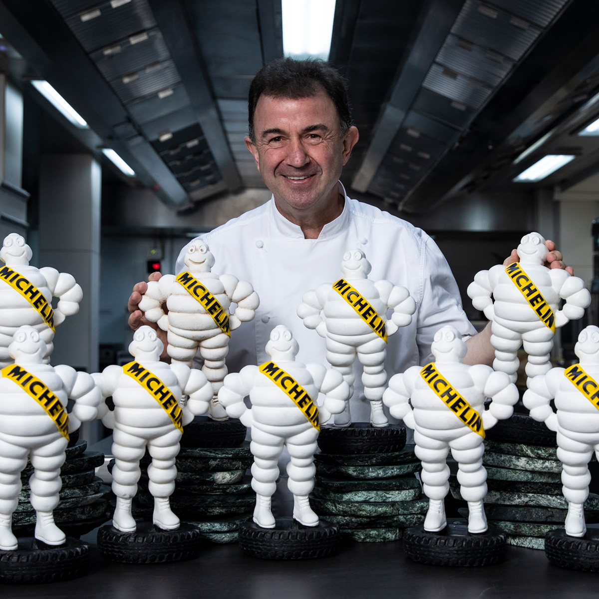 ¡Bienvenido a nuestro homenaje a los chefs más destacados de la actual selección de la Guía MICHELIN España! Empezamos por el que más Estrellas MICHELIN acumula en sus restaurantes, ¿sabrías decirnos quién es el más laureado en nuestro país?