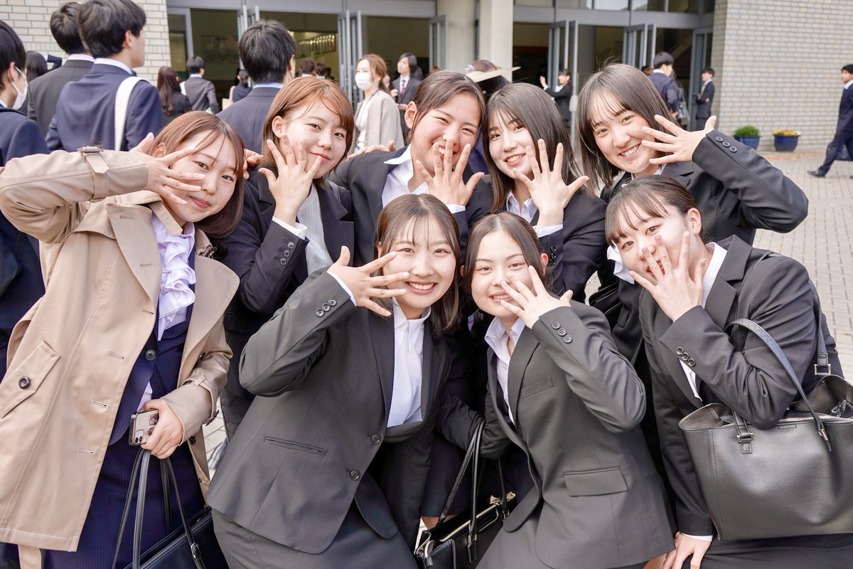 関西大学の入学式が1日、千里山キャンパスで行われ、13学部の6832人が関大生に。前田裕学長は「皆さんひとりひとりのこころの氷が溶けて、それらが関西大学という器の中で混じり合い、4年後には、そこから社会という大海原に出ていく。その流れのひとつひとつに大きな夢や希望がある」#関大 #関西大学