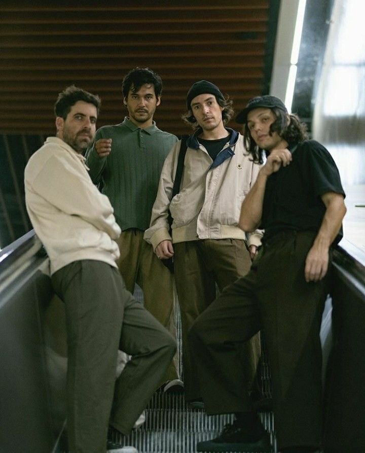 TernoReiArchive's tweet image. 🚨MEU DEUS! Ao que parece a banda @ternorei está gravando um minidoc intitulado “Em busca dos sinais”.

Sem data de lançamento, o minidoc contará um pouco mais sobre as inspirações dos integrantes da banda de forma intimista. E aí? Assistiriam se fosse verdade?