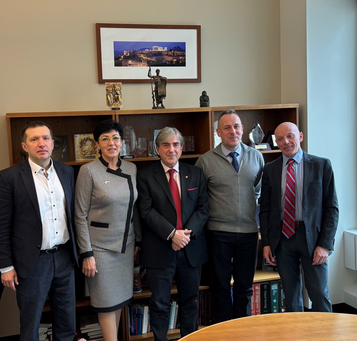 Meeting with the Director of the National Cancer Institute of Ukraine today, Dr. Olena Yefimenko, & the Ukrainian delegation visiting us today @LurieCancer. Discussed the potential of a partnership to develop a cancer screening program in Kiev. @NorthwesternMed @NUFeinbergMed