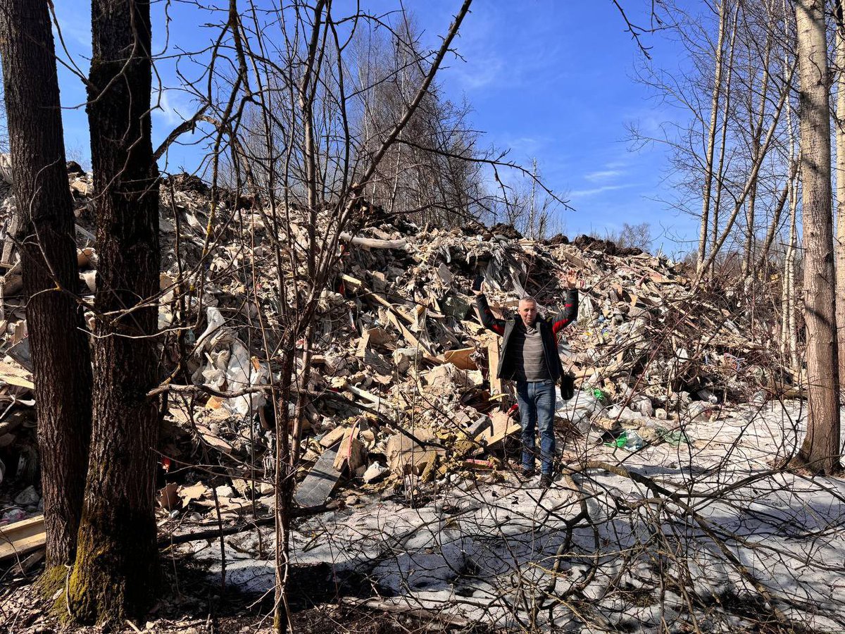 ecmo_ru's tweet image. Свалка вместо леса  😱
Огромная нелегальная свалка выросла в Долгопрудном в считанные недели, заняв место леса.
Ее обнаружили местные активисты - они опасаются, что мусор скоро начнут жечь 🔥, видео: ecmo.ru/news/v-dolgopr…
#долгопрудный #свалка #мусор #подмосковье