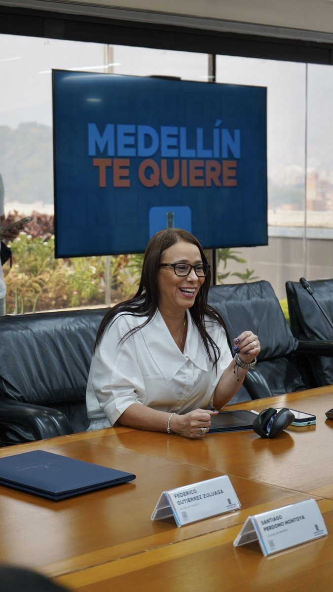 Comenzamos la semana trabajando por Medellín 🫶 #Damadehierro #ClaudiaCarrasquilla