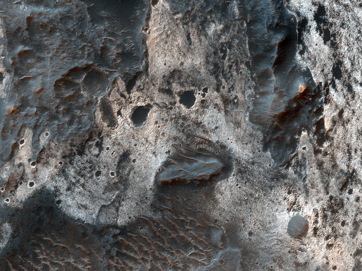 HiRISERussian's tweet photo. HiPOD Русский: 01 апреля 2024 
Отложения светлого цвета вдол�� дна северо-востока каньона Melas Chasma

Идентификатор: ESP_051775_1705
Дата съемки: 12 августа 2017
Высота: 265 км

https://t.co/COSx1bRcWN
NASA/JPL-Caltech/UArizona
#Марс #НАСА #астрономия #русский https://t.co/sRIWBR2r2A