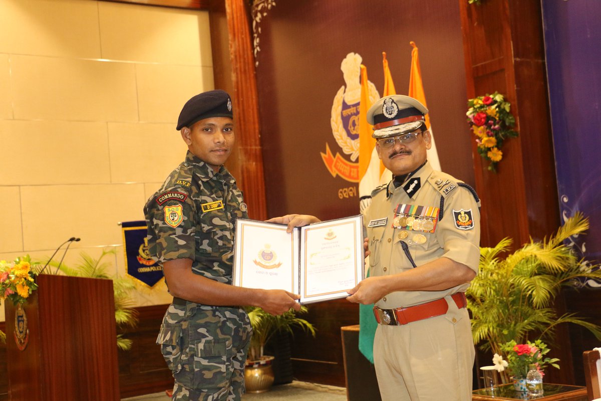 On the occasion of #89thOdishaPoliceFormationDay, Sri Debabrata Deep, Constable(OR), Bolangir is conferred with DGP’s Disc by Sh. Arun Kumar Sarangi @DGPOdisha for his outstanding performance.