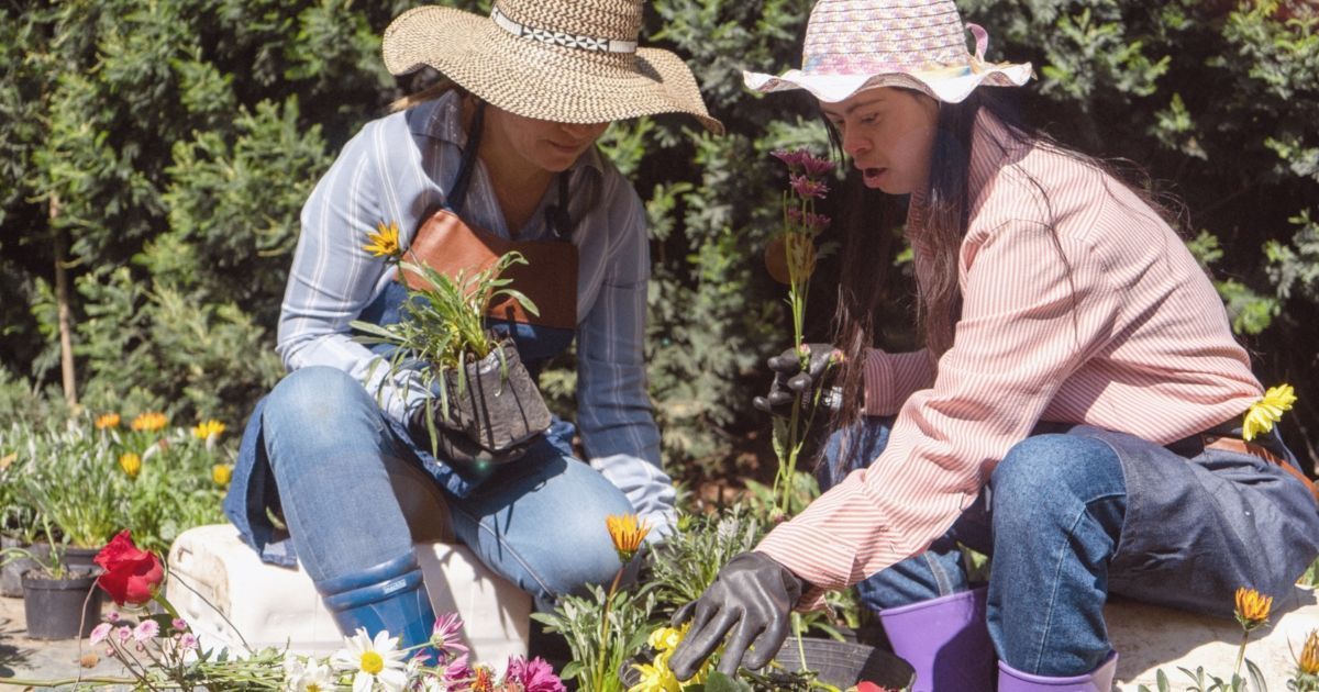 Get your garden Earth Month-ready! Focus on healthy soil, composting, and water conservation. Choose native plants to support local wildlife and save resources. Learn to nurture our gardens and ecosystems this spring! buff.ly/4azJSNn #environmentaleducation #pollinators
