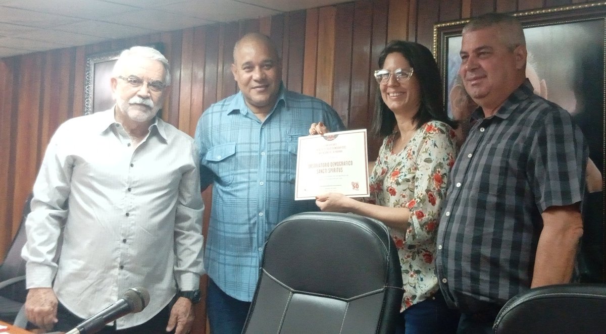 Recibe Observatorio Demográfico de la Universidad José Martí Pérez de #SanctiSpíritusEnMarcha reconocimiento por sus aportes a la investigación demográfica y su relación con el desarrollo en #Cuba  🇨🇺
