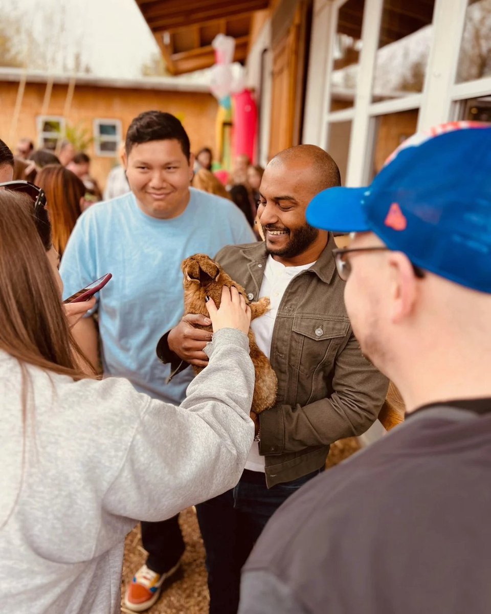 THIS SATURDAY, APRIL 6TH! Hop into Spring with our Brews & Bunnies celebration! 🐰 🌷 Enjoy live music, sip on delicious brews, browse local vendors, and cuddle adorable bunnies! 🐇 #bunnies #breweryevents #livemusic #saturday #spring