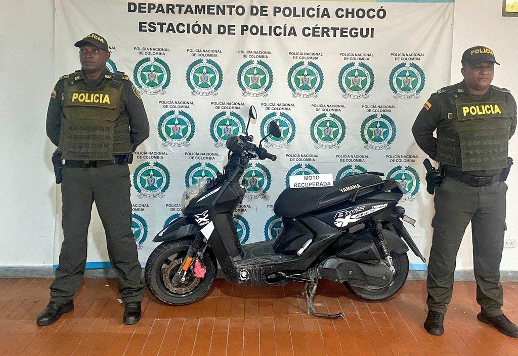 PoliciaChoco's tweet photo. 📍#Certegui | Recuperamos un vehículo tipo motocicleta en nuestro puesto de control en el eje vial Certegui - Yuto - Unión Panamericana. Seguimos comprometidos con la seguridad de nuestra comunidad. #ActuandoPorChocó #SeguridadCiudadana https://t.co/NY7OjE8xCz