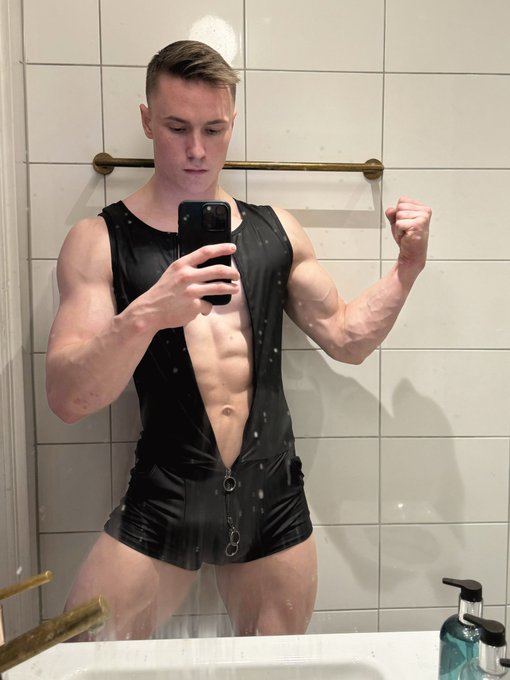 Messy💦😉 https://t.co/UuHbYuAqp8