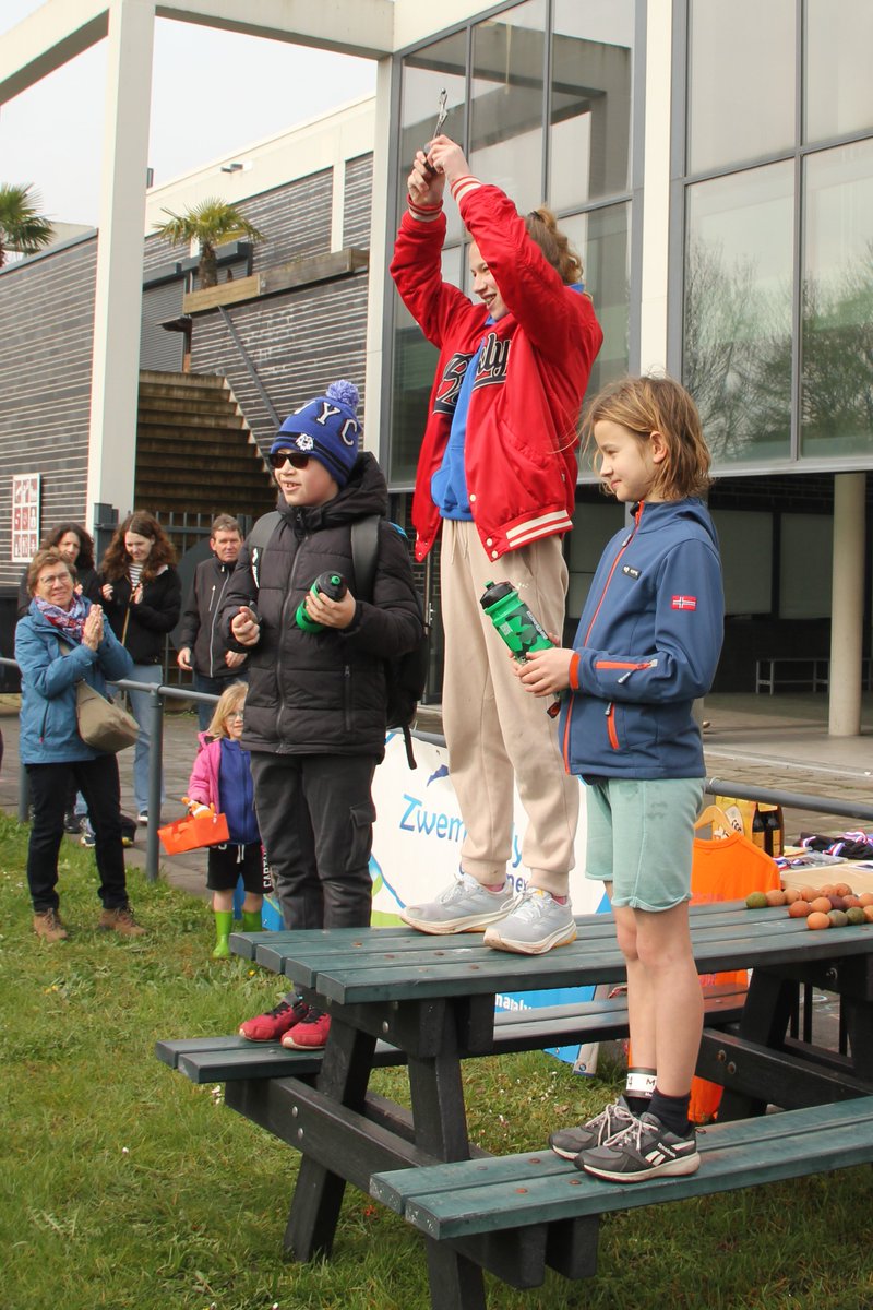 De jeugdseries van de <a href="/paaszwemloop/">Paaszwemloop</a> waren feestje dit jaar: deelname van zo'n 20 kinderen, wisselbekers naar Ruben Groot van <a href="/HellasUtrecht/">Hellas Utrecht</a> &amp; Febe van Rooden van <a href="/UZSCUtrecht/">UZSC</a> en ... na afloop paaseieren zoeken die tijdens de race door de Paashaas verstopt waren ... !