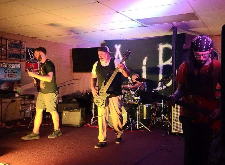 ColombianLover4's tweet photo. Alone I Break, a Korn Tribute Band, performing at the Iron Horse Saloon, El Paso TX 79904. https://t.co/Y2zI2zj29L
