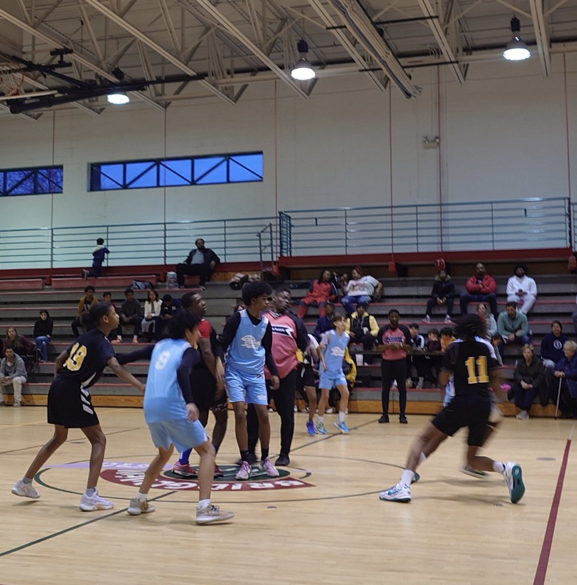 ParkBridgeview's tweet photo. Another great run! The Bridgeview Park District 7/8 Grade Blue team ended the season at the Final Four before losing to Markham in the Semifinals 32-30. The group ended  a 3 year run with one championship (22') a runner up (23') &amp; Final 4 (24'). Thank you for everything! #BV🏀🏆 https://t.co/HI67DnYyxl