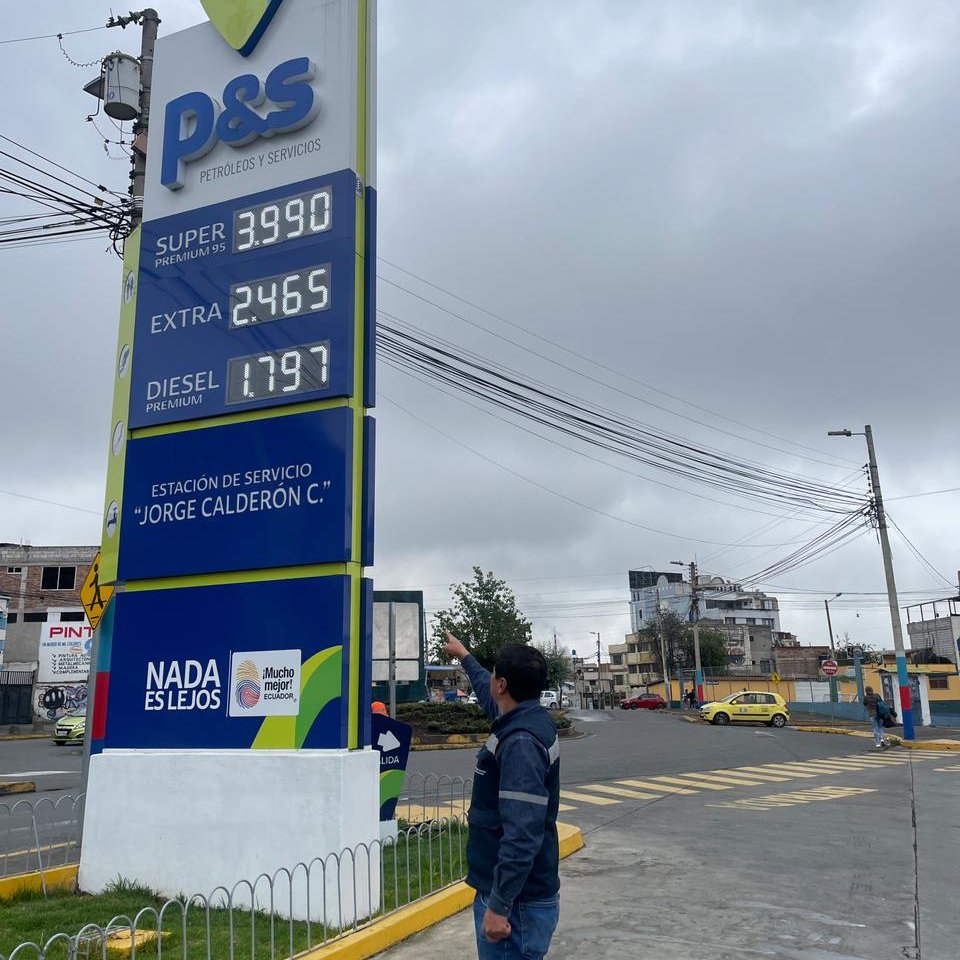 ARCOM_Ecu's tweet photo. ⛽️𝐂𝐎𝐍𝐓𝐑𝐎𝐋𝐀𝐌𝐎𝐒 la actualización de los precios de venta de los combustibles en las estaciones de servicio en todo el territorio de #ElNuevoEcuador🇪🇨

Recordamos a la ciudadanía los precios oficiales de venta:
🔹Gasolina Extra 🚗 $ 2,465
🔹Diésel 🚗 $1,797
🔹GLP $ 1,65 https://t.co/jjes9MKEDP